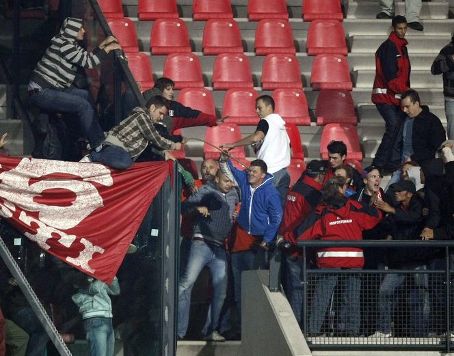 Incidente cu fanii alb rosii la meciul Nijmegen - Dinamo din Europa League