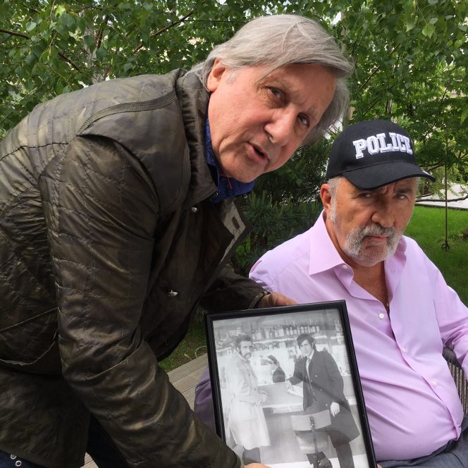 Ilie Năstase și cel mai bun partener de dublu și ărieten al său, Ion Țiriac, acum, privind cu nostalgie o fotografie de atunci când ridicau în picioare tribunele pe court-urile din lumea întreagă