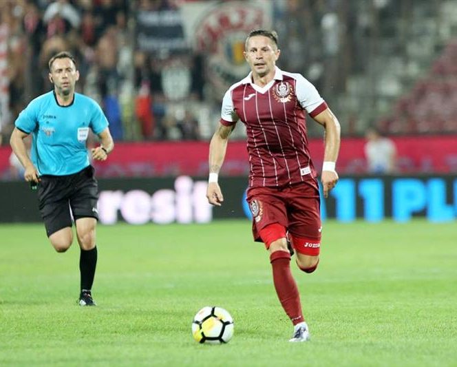 Ciprian Deac în acțiune, cu mingea la picior. S-a simțit și se simte bine la CFR Cluj, echipă la care ar vrea să-și încheie cariera