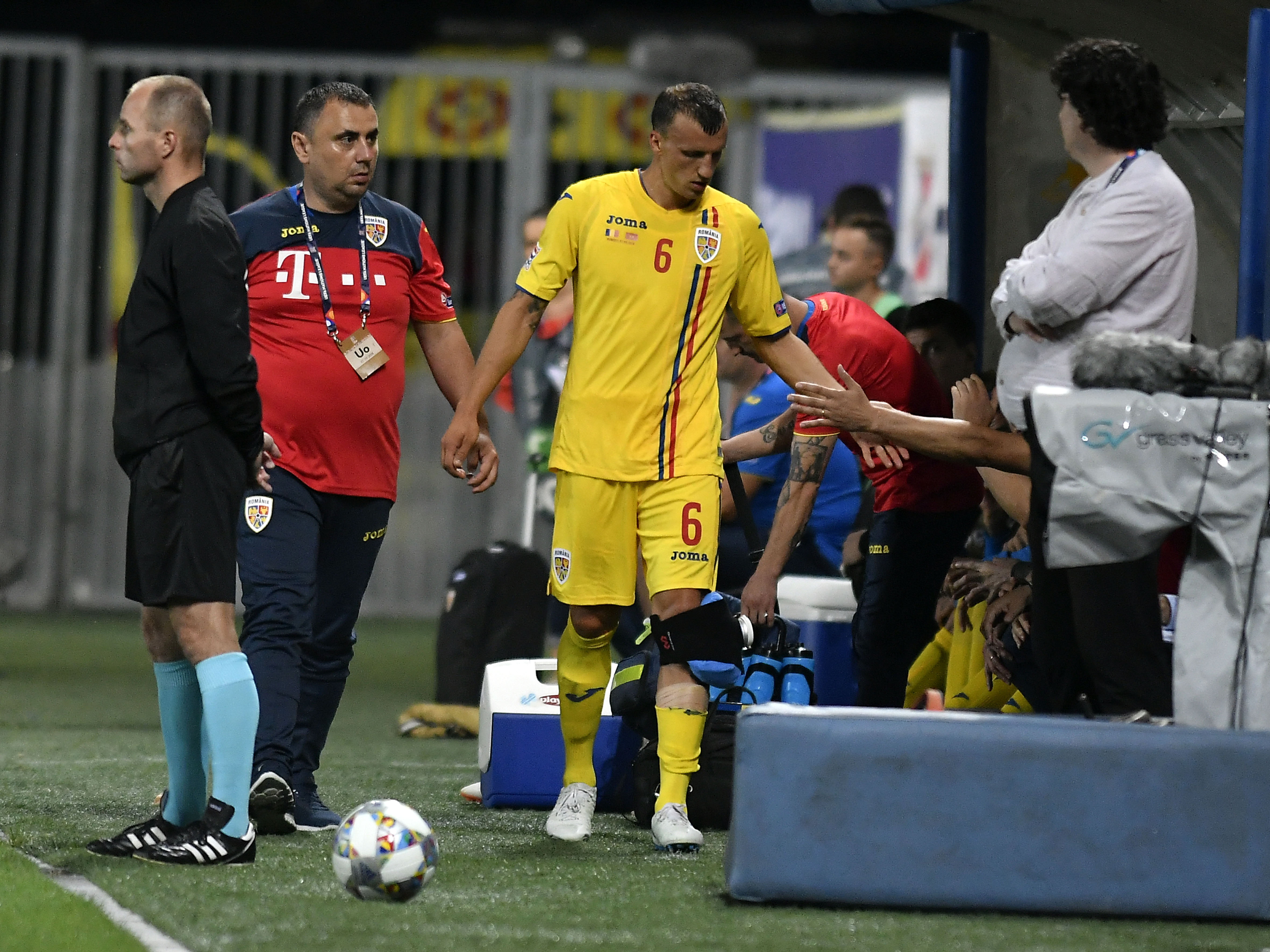 Vlad Chiricheş, accidentare gravă la ligamente! Vlad Chiriches paraseste terenul accidentat in meciul de fotbal dintre Romania si Muntenegru, din cadrul Ligii Natiunilor, desfasurat pe Stadionul Ilie Oana din Ploiesti, vineri 7 septembrie 2018. © FOTO Razvan Pasarica/SPORT PICTURES