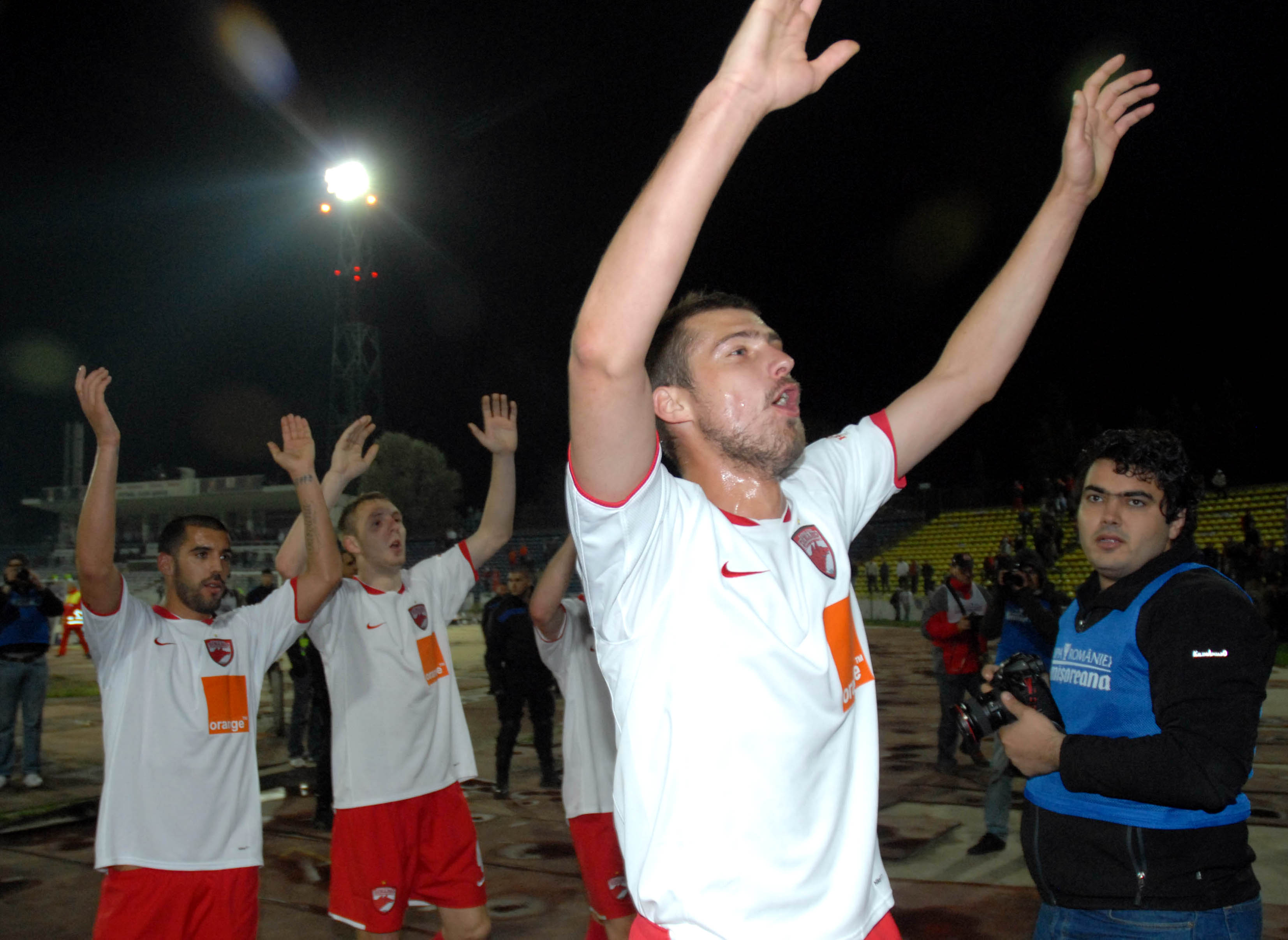 Gabi Tamaş surprinde. Gabriel Tamaş salută galeria dinamovistă la finalul jocului dintre Dinamo şi Rapid, din Cupa României, disputat pe 14 aprilie 2009