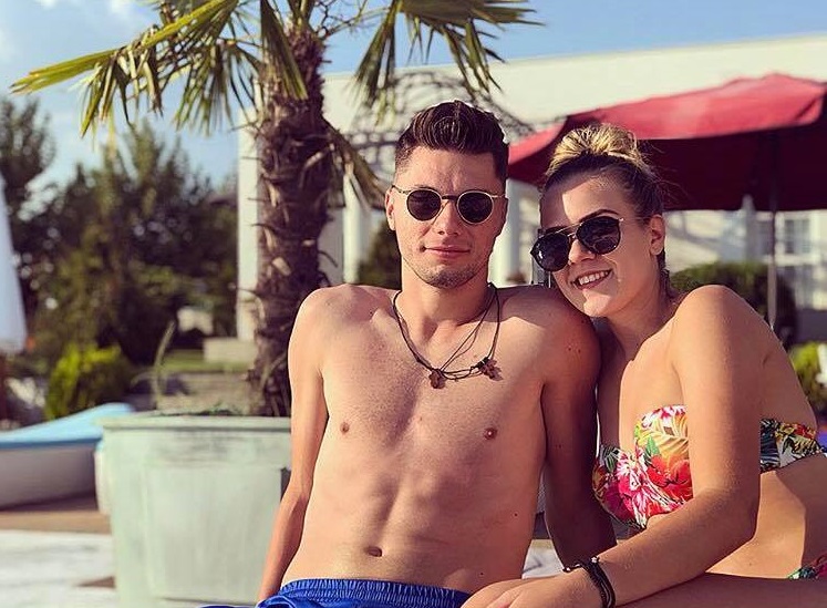 Lorena Stoican s-a fotografiat zâmbind alături de Andrei Burlacu în scurta lor vacanţă din vară