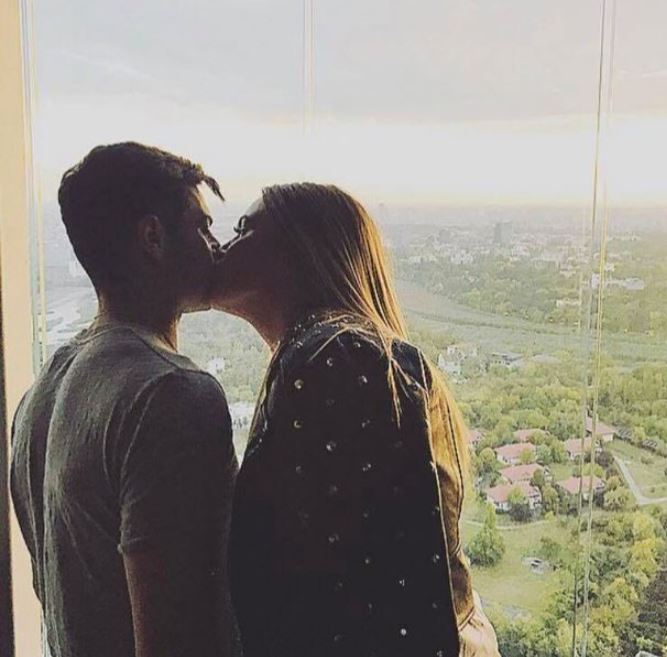 Lorena Stoican sărutându-l pe Valentin Gheorghe