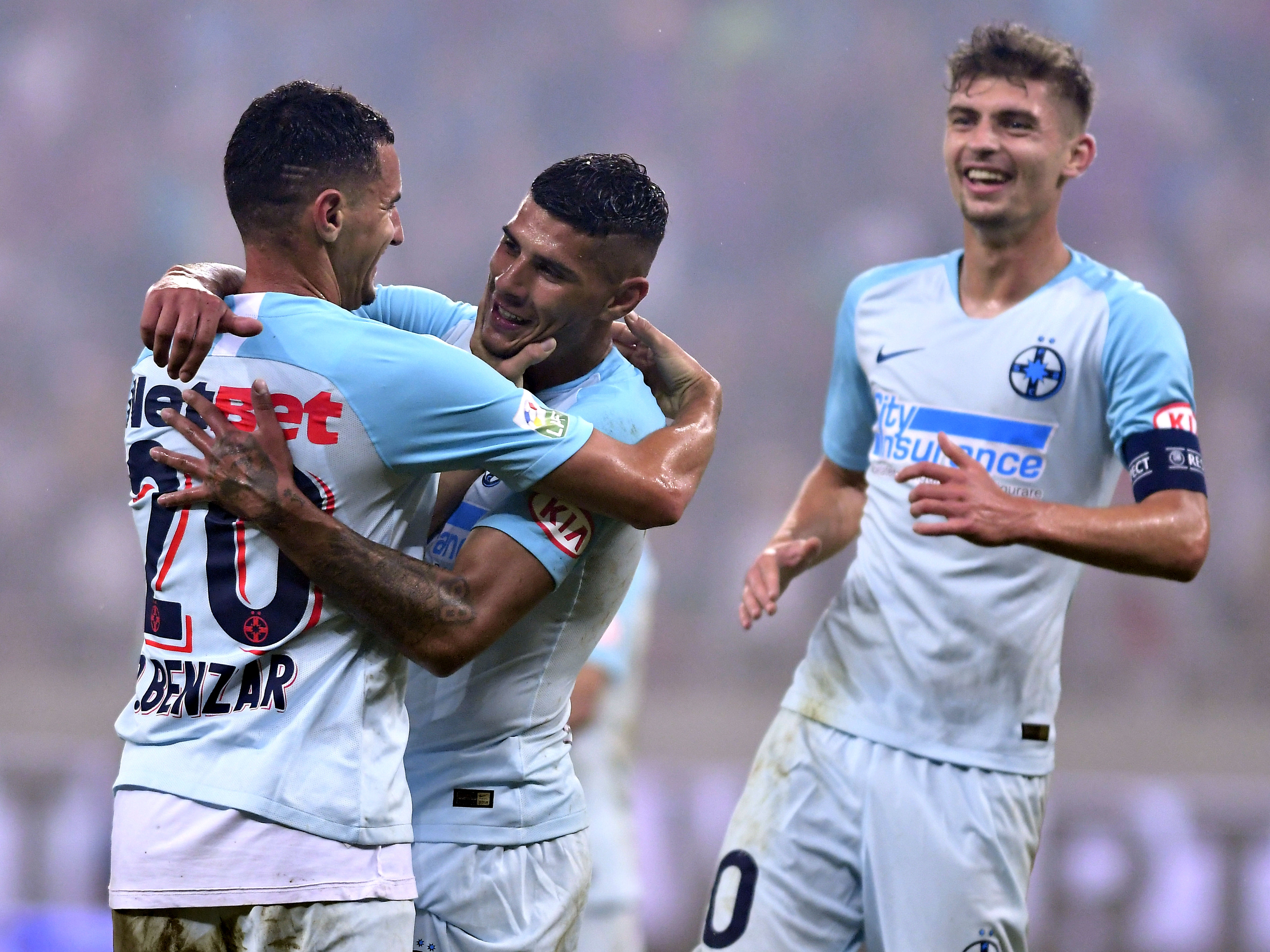 Romario Benzar şi Florin Tănase îl felicită pe Florinel Coman pentru un gol înscris pentru FCSB