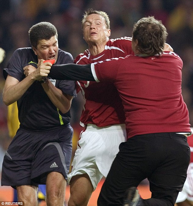 Incident Parken Stadium Copenhaga. Un fan danez a sărit la arbitru dar a fost oprit de jucătorii danezi