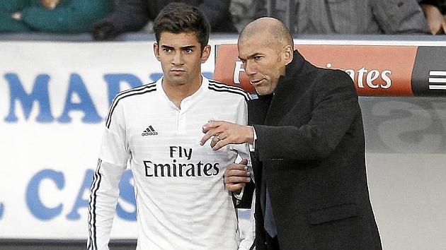 Zinedine Zidane și fiul său Enzo. Are 23 de ani și acum joacă în Segunda Division. E cel mai mare dintre cei patru băieți ai lui Zizou