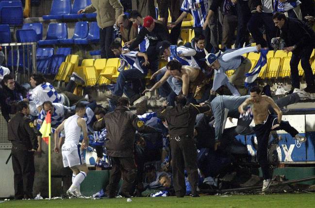 Espanyol Barcelona Claudiu Răducanu. Golul marcat de român a dus la prăbușlrea gardului de protecție și 30 de fani catalani au fost răniți ușor