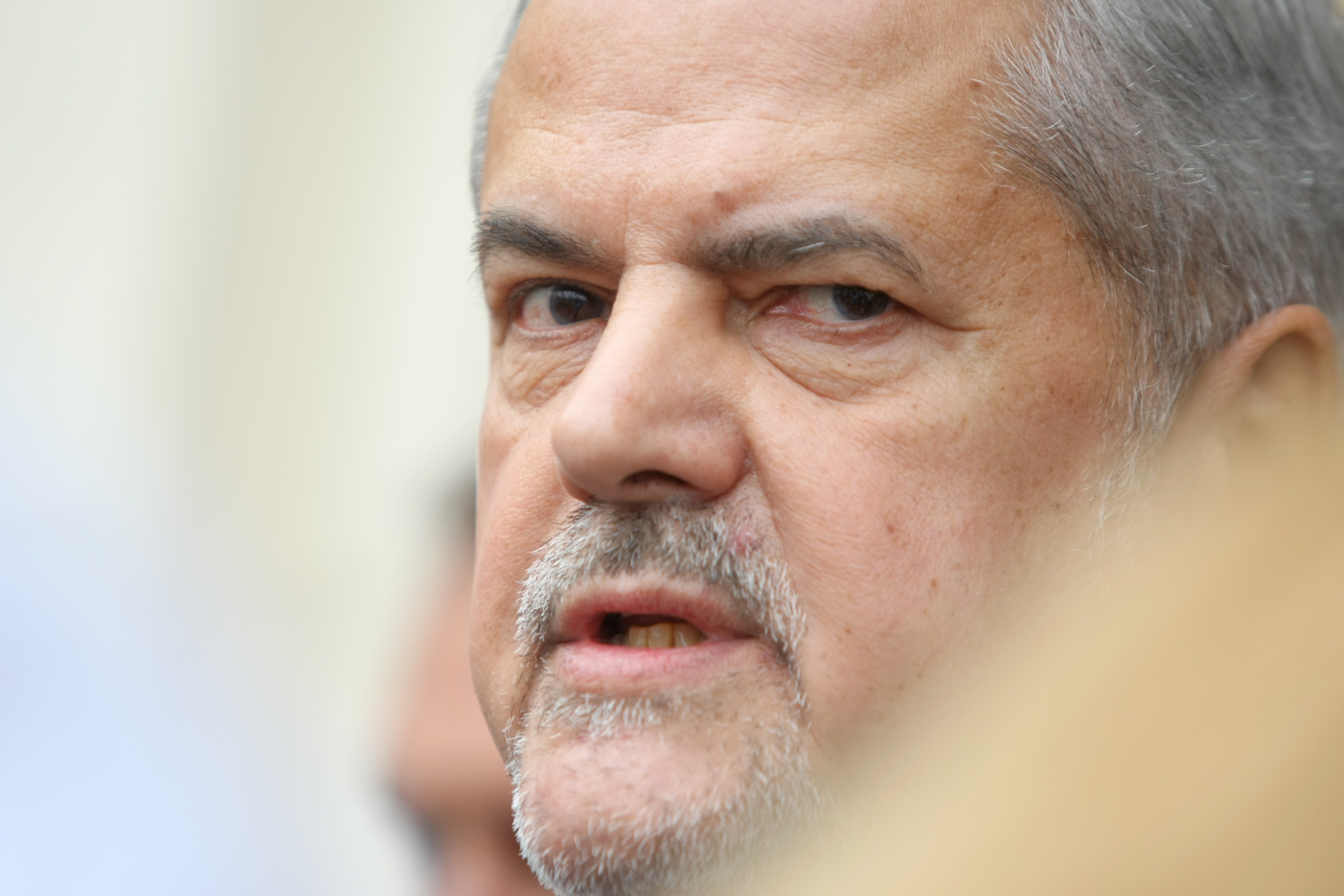 Adrian Năstase revine și vrea să ajute PSD! Fostul premier Adrian Nastase pleaca de la Parchetului General unde a fost audiat de procurorii militari, în calitate de martor, in dosarul Mineriadei din iunie 1990, joi, 10 decembrie 2015, Bucuresti. Inquam Photos / George Calin
