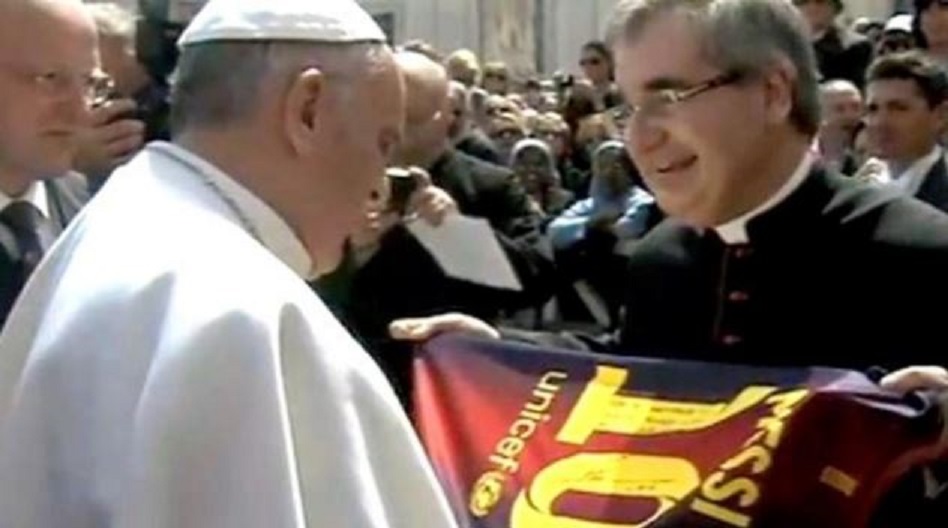 Papa Francisc a foat foarte bucuros când și-a completat colecție de tricouri fotbalistice cu cel al lui Lionel Messi. Are unul și de la naționala Spaniei, campioană mondială țși europeană