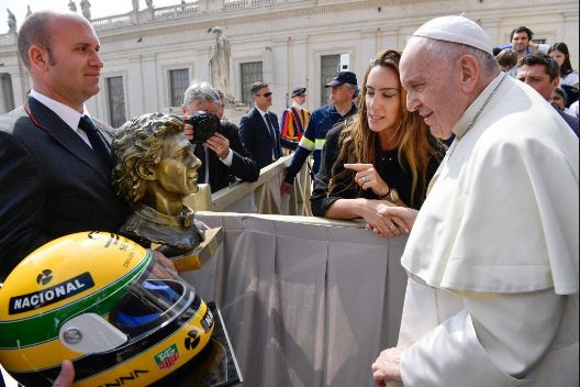 Papa Francisc a primit la Vatican din partea urmașilor lui Ayrton Senna un bust și o cască ale fostului campion mondial de Formula 1, pe care a promis că le va păstra în Muzeul Vaticanului. Sursa foto: libertatea.ro