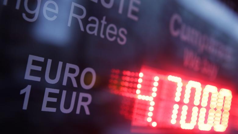 Un euro are peste 4,7 lei