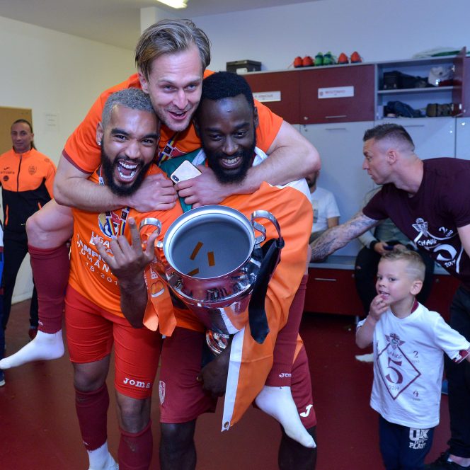 Billel Omrani, Djokovic și Kevin Boli se bucură alături de trofeul câștigat cu CFR Cluj. Sursă foto: sportpictures.eu