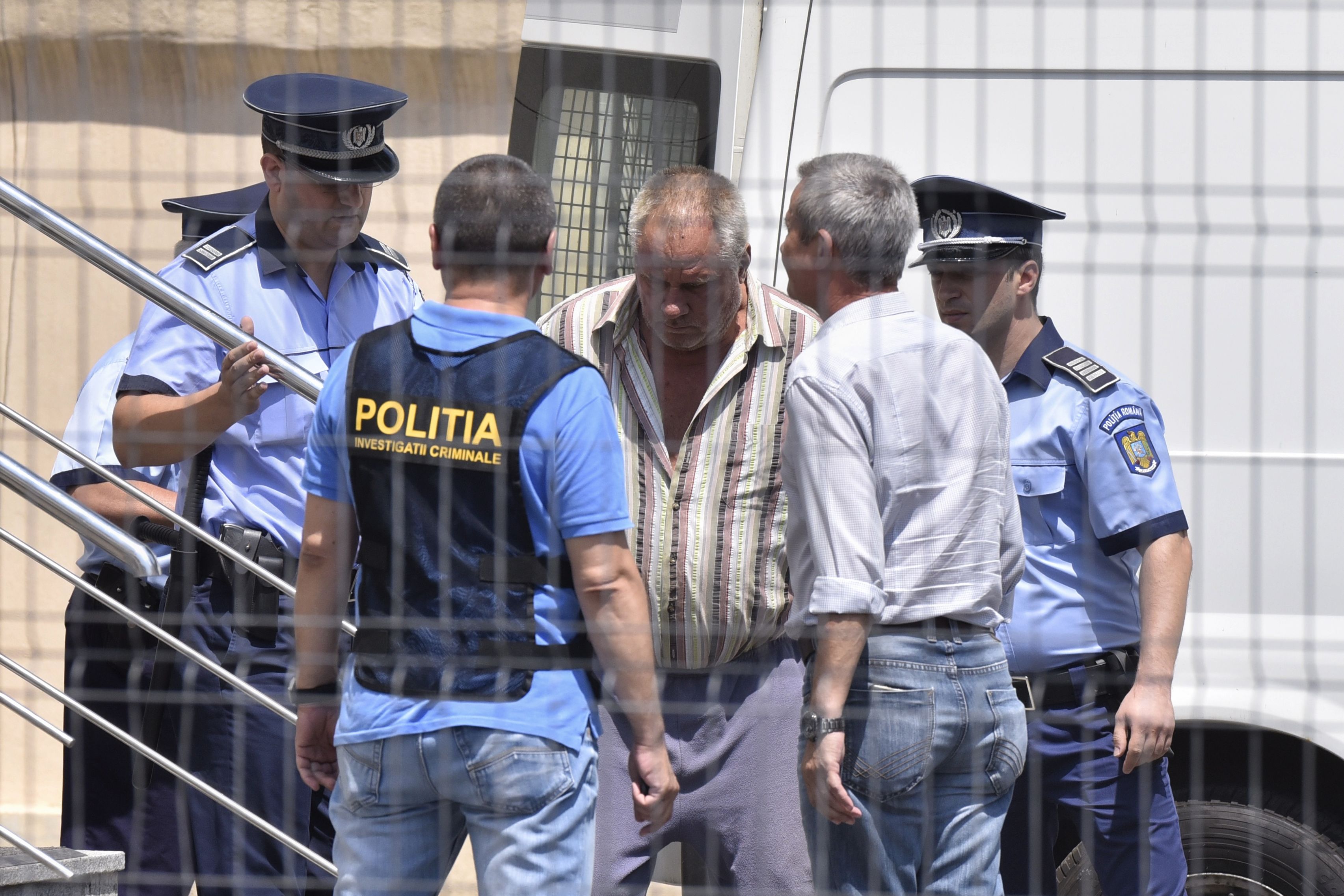 Oasele găsite în casa lui Gheorghe Dincă aparţin unei fete de 12-17 ani