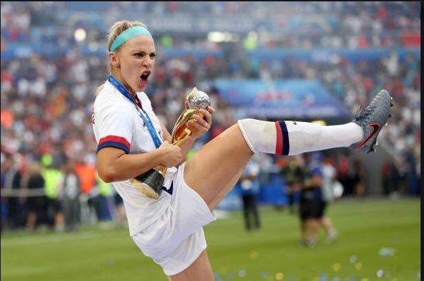 Julie Ertz, pozând cu trofeul Cupei Mondiale