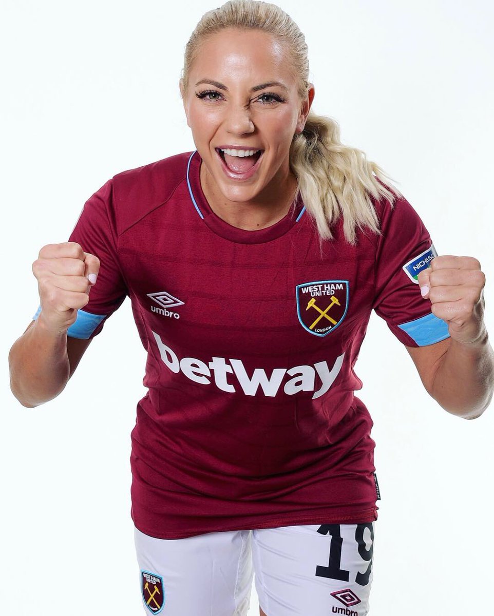 Adriana Leon, cea mai sexy jucătoare a Canadei şi a lui West Ham United