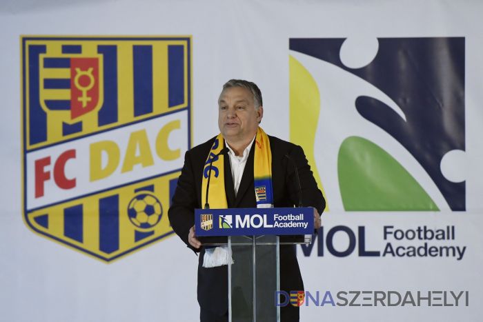 Viktor Orban purtând un fular cu DAC 1904 din Slovacia. Sursă foto: dunaszerdahelyi.sk
