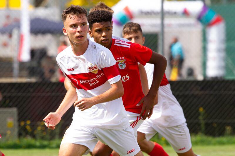 Cazimir Buturugă, românul ajuns căpitan la VFB Stuttgart Din România simpatizez cu Steaua. Niciodată nu ştii ce îţi rezervă viitorul. Vreau să joc la Liverpool! EXCLUSIV