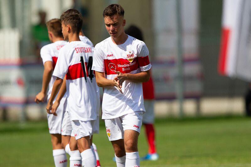 Cazimir Buturugă, românul ajuns căpitan la VFB Stuttgart Din România simpatizez cu Steaua. Niciodată nu ştii ce îţi rezervă viitorul. Vreau să joc la Liverpool! EXCLUSIV