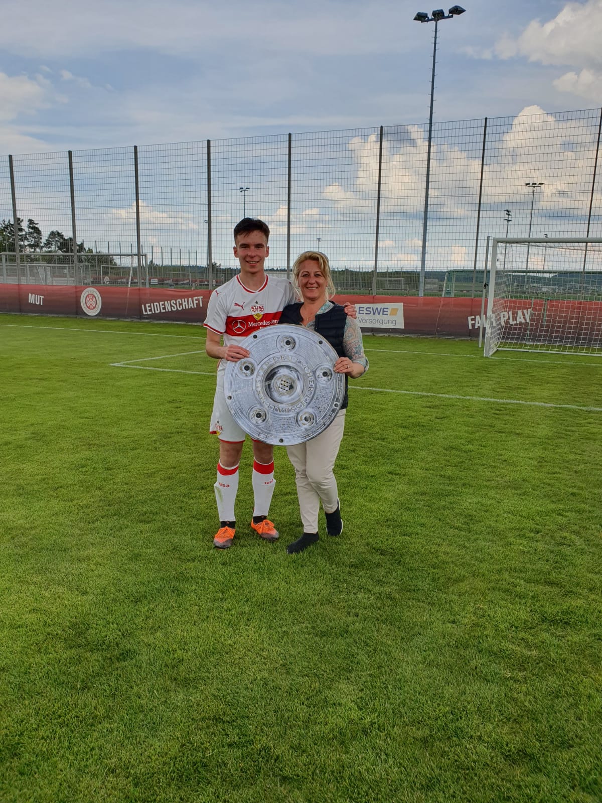 Cazimir Buturugă, românul ajuns căpitan la VFB Stuttgart Din România simpatizez cu Steaua. Niciodată nu ştii ce îţi rezervă viitorul. Vreau să joc la Liverpool! EXCLUSIV