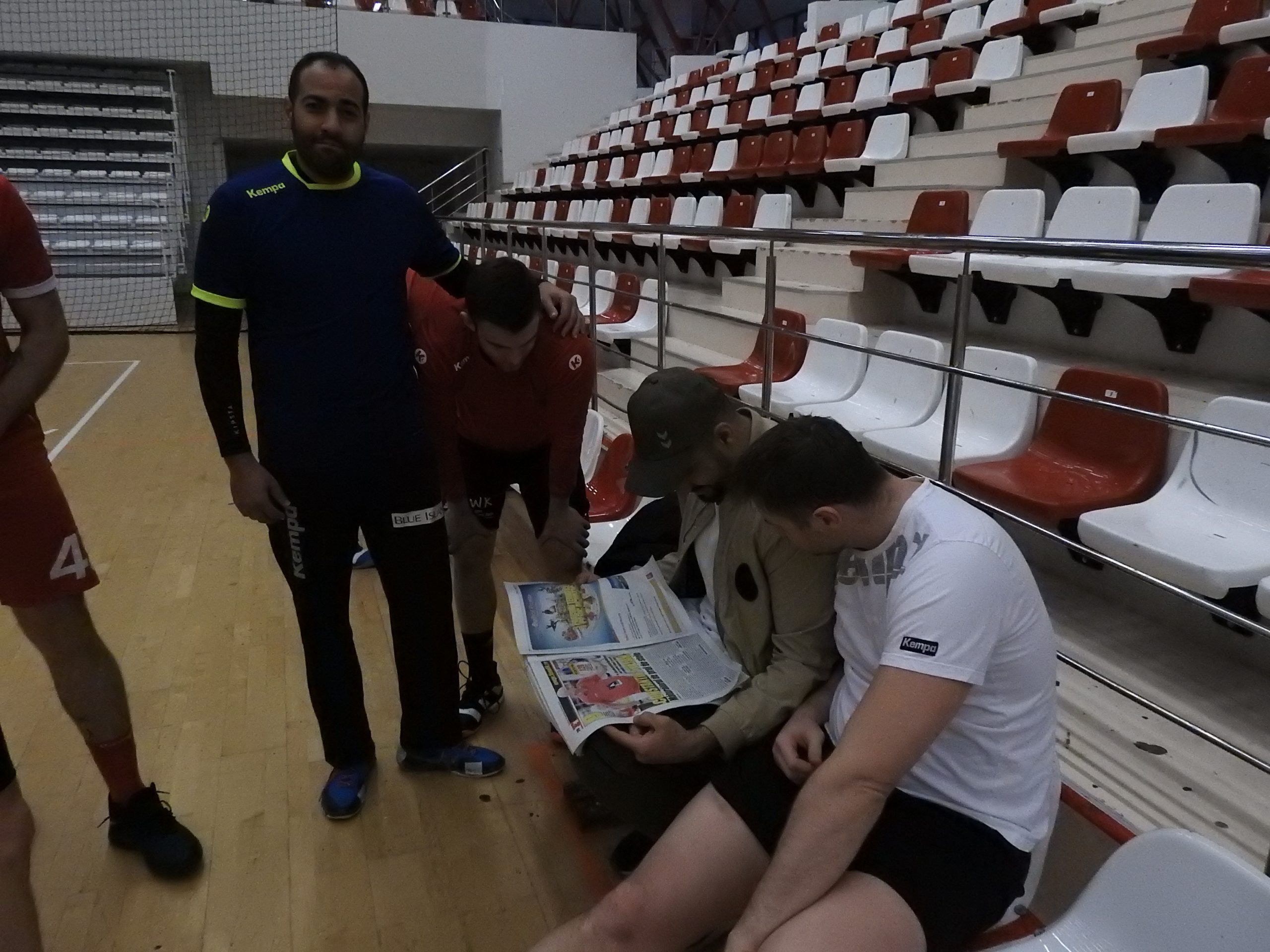 Miracolul din „Groapă”! Dinamo, singura echipă neînvinsă din Liga Campionilor. Reportaj de colecţie marca FANATIK FOTO: Handbalistii dinamovisti saluta galeria dupa meciul de handbal masculin dintre Dinamo Bucuresti si Chekhovskie Medvedi, contand pentru Liga Campionilor, desfasurat in Sala Dinamo din Bucuresti,