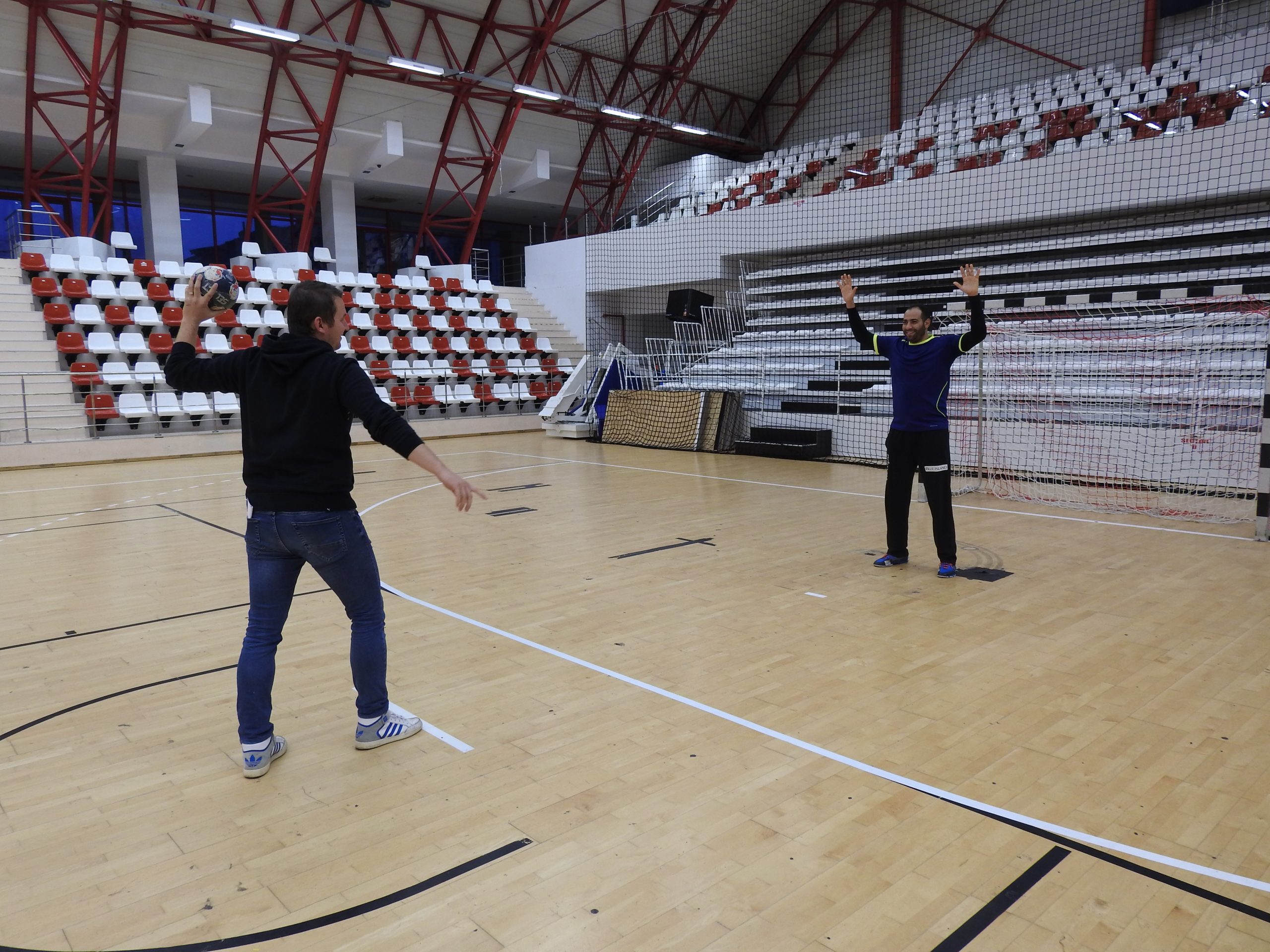 Miracolul din „Groapă”! Dinamo, singura echipă neînvinsă din Liga Campionilor. Reportaj de colecţie marca FANATIK FOTO: Handbalistii dinamovisti saluta galeria dupa meciul de handbal masculin dintre Dinamo Bucuresti si Chekhovskie Medvedi, contand pentru Liga Campionilor, desfasurat in Sala Dinamo din Bucuresti,