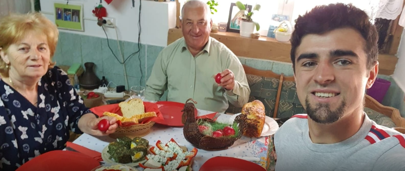 Alex Pașcanu, alături de bunici de Paște. FOTO: FRF