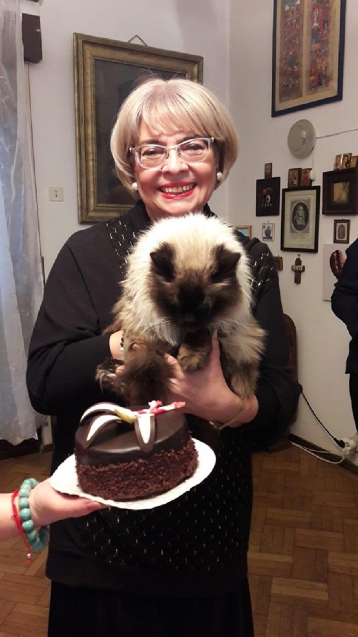 Irina Margareta Nistor și motanul Ritz, nedespărțiț de 20 de ani... Se uită împreună la filme... Sursa foto: arhiva personală