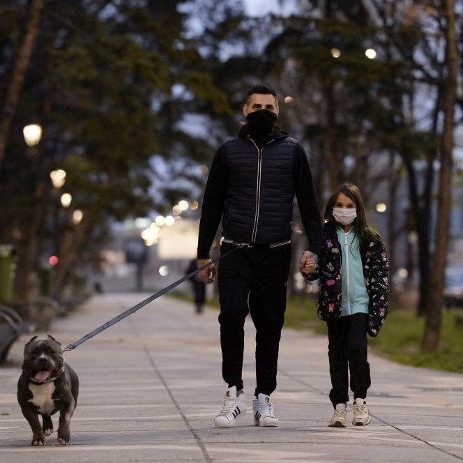 O familie, la plimbare, alături de cățel (sursa hepta.ro)