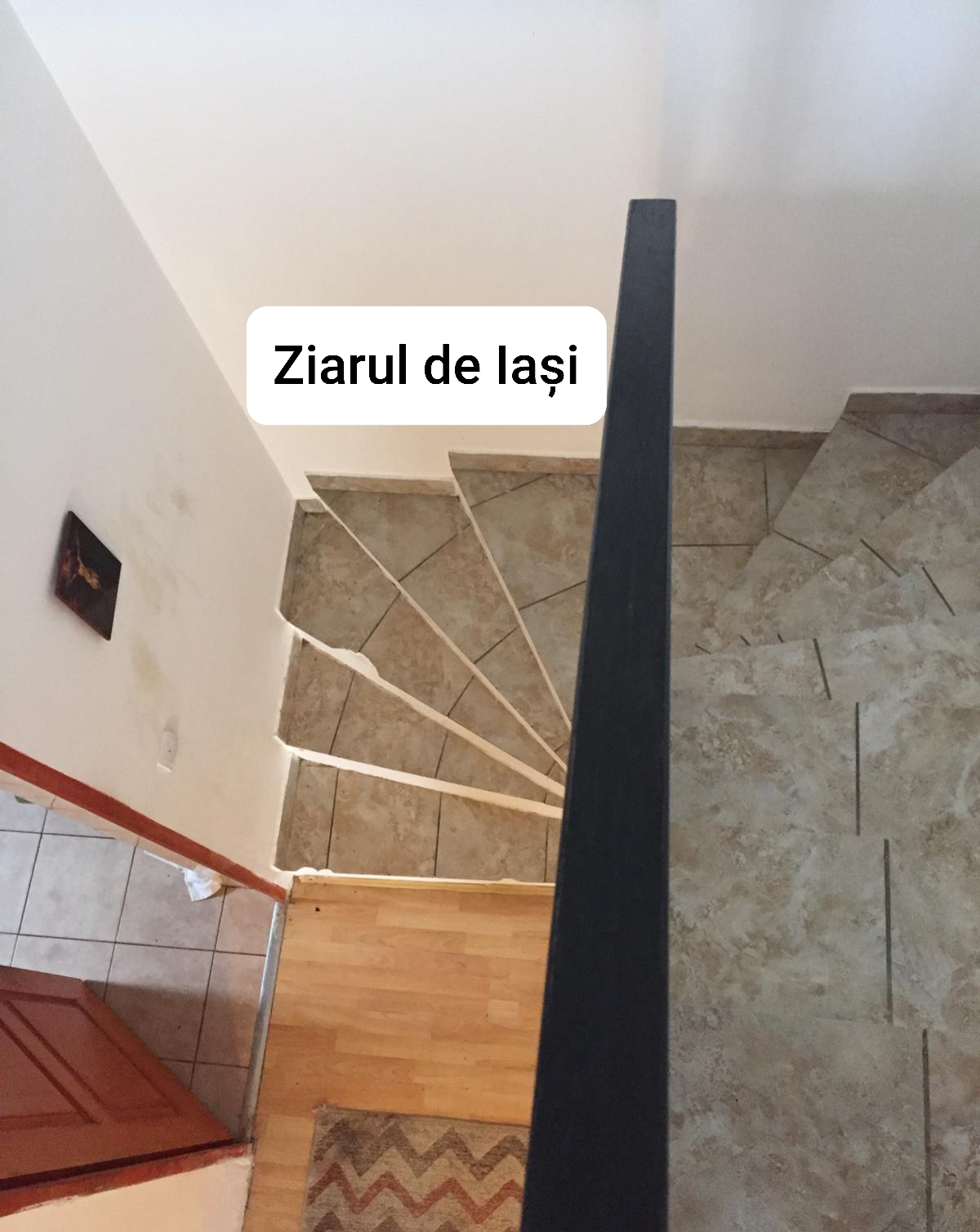 Scările pe care ar fi alunecat soprana Maria Macsim Nicoară. Pot fi observate și urmele de vomă de pe perete. Sursa foto: ziaruldeiasi.ro