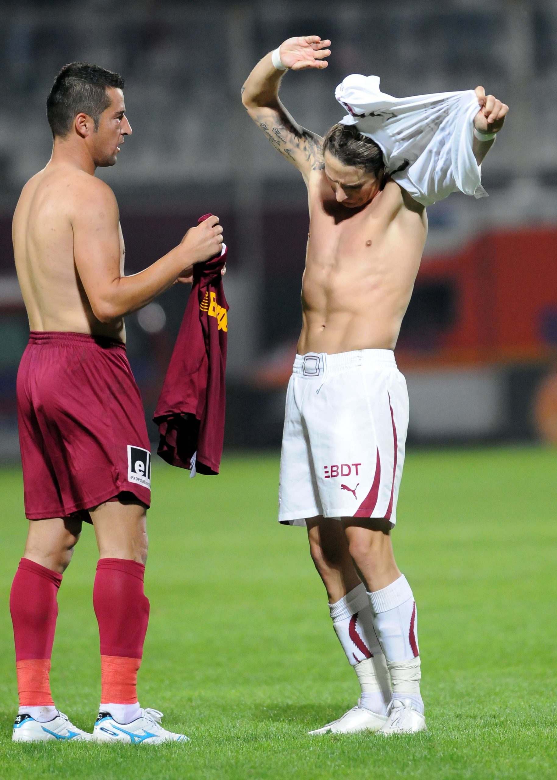 Ciprian Deac primea tricoul CFR-ului la schimb pentru al lui, de la Rapid. FOTO: sportpictures.eu