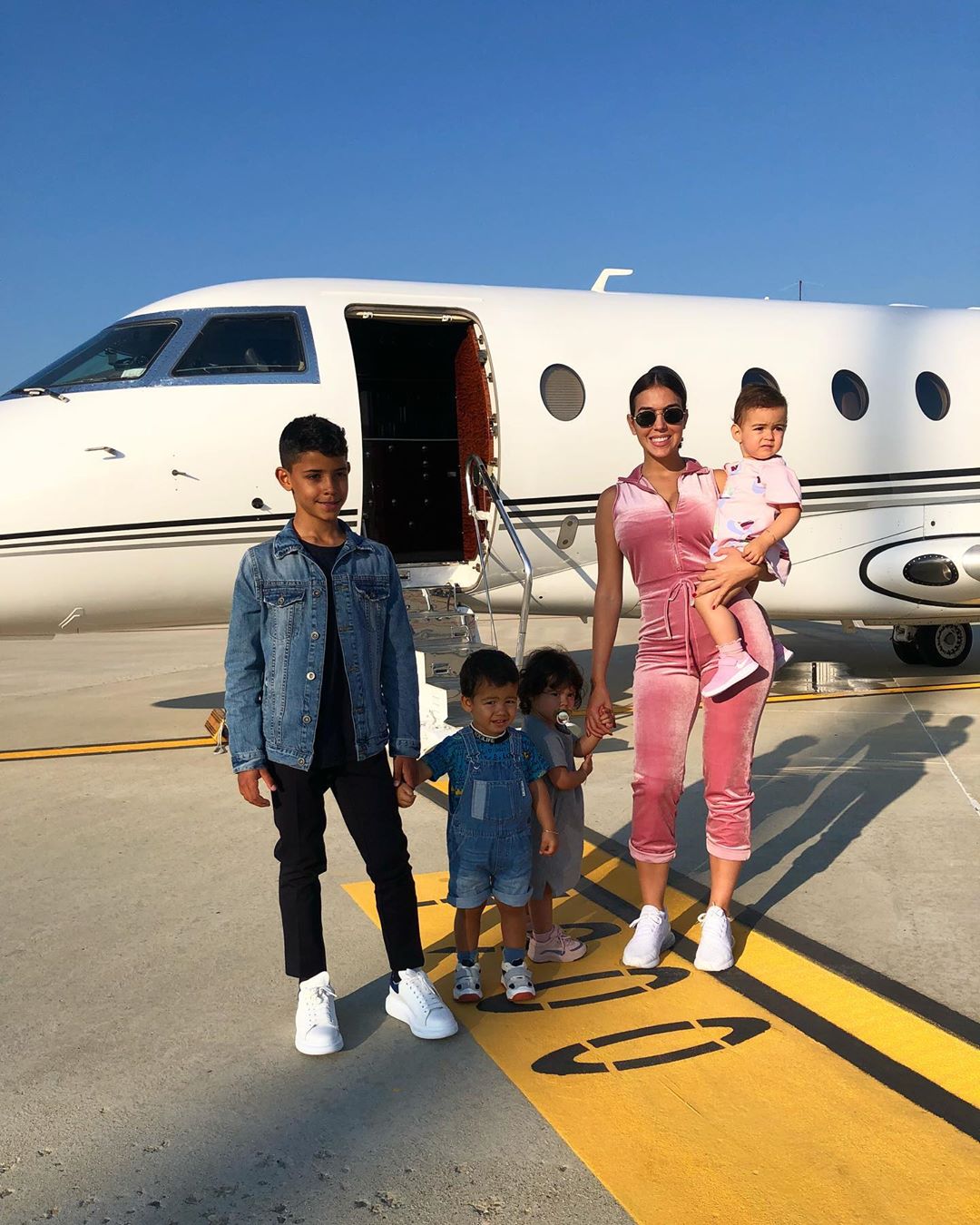 Avionul privat e mereu la dispoziţie. FOTO: instagram