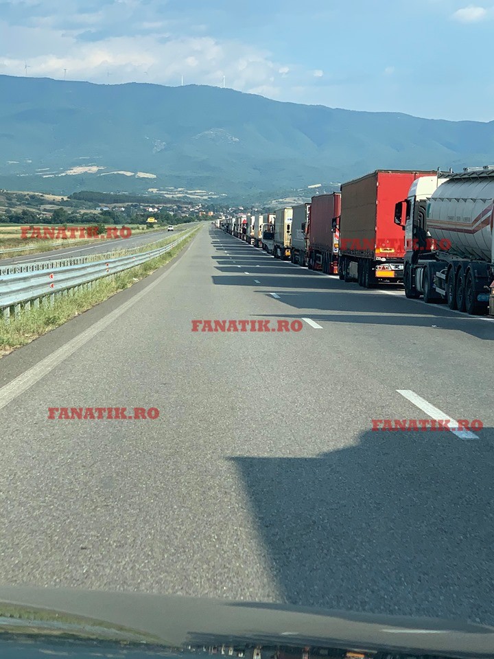 Coadă kilometrică de camioane la vama greacă