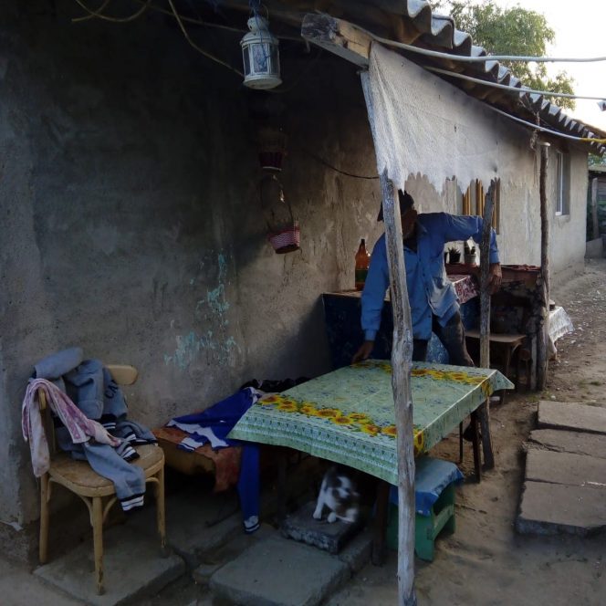 Traiesc toti intr-o casă veche care stă să cadă