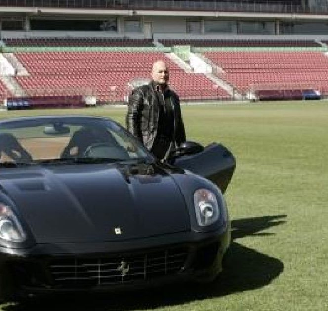Fostul patron al lui CFR Cluj si-a adus pe gazonul din Gruia bolidul Ferrari de 400.000 de euro. Sursa foto: wowbiz.ro