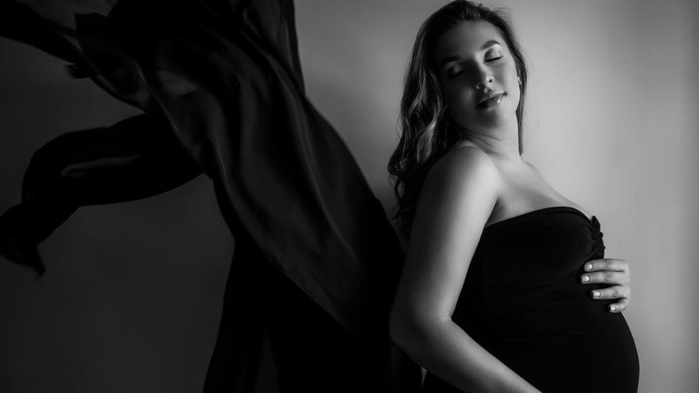 Daniela Iliescu, ședință foto însărcinată