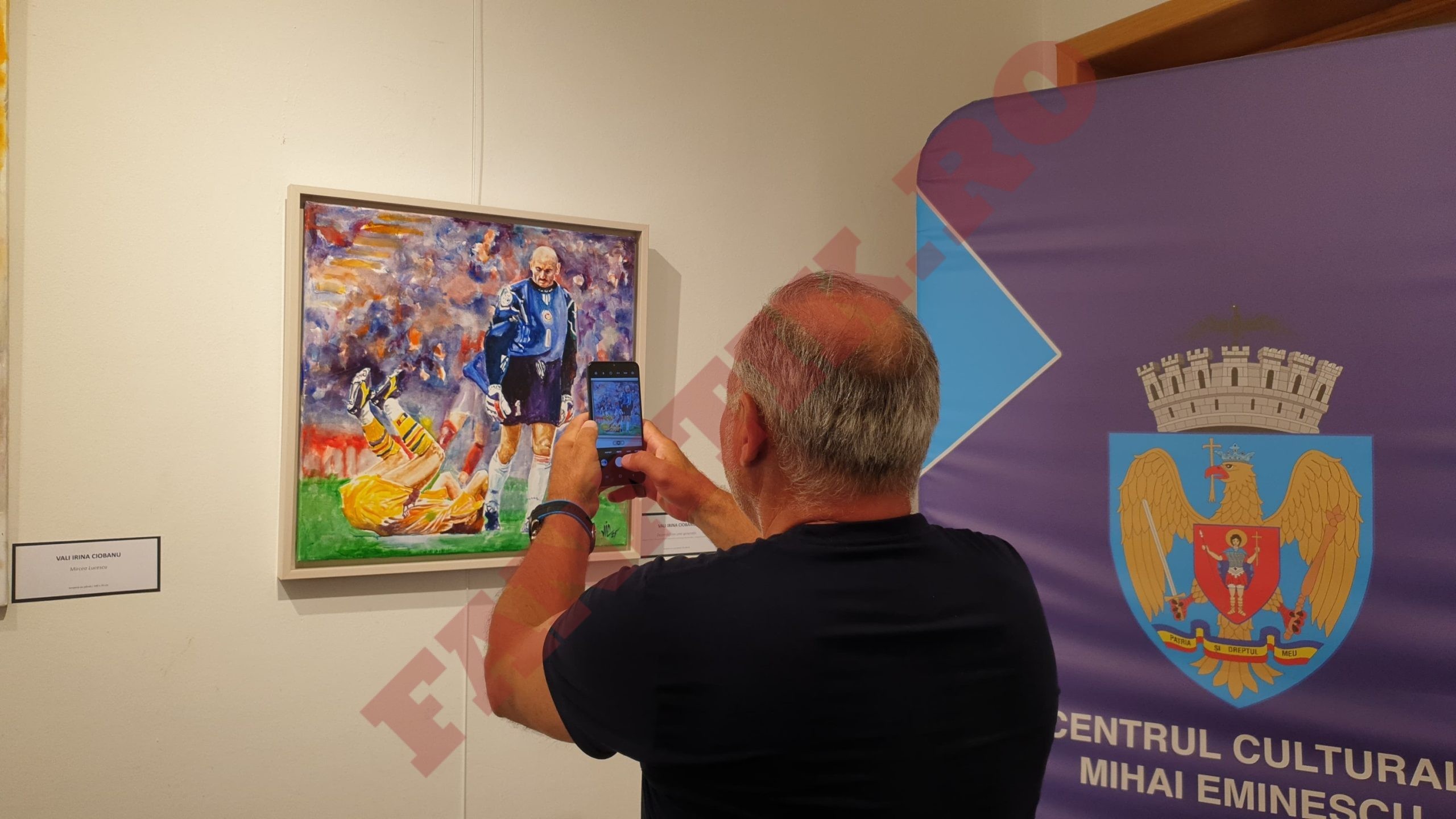Gică Mihali fotografiind tabloul cu el. Sursă foto: Fanatik