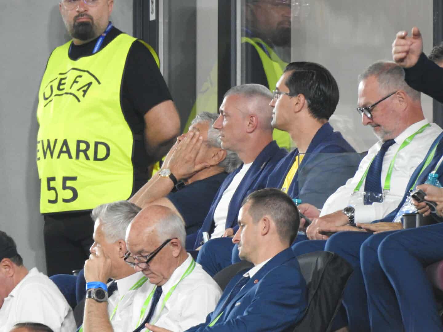 Mircea Lucescu își pune mâinile pe cap după al doilea gol primit