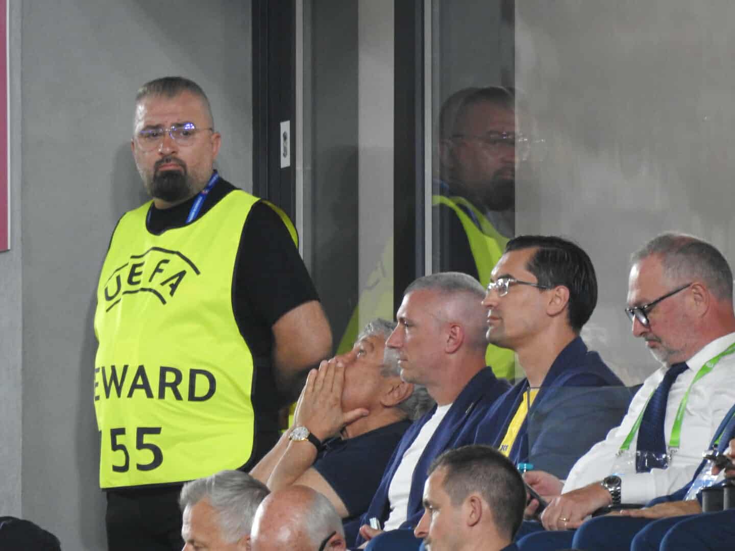 Mircea Lucescu își pune mâinile pe cap după golul 2 al Olandei U19