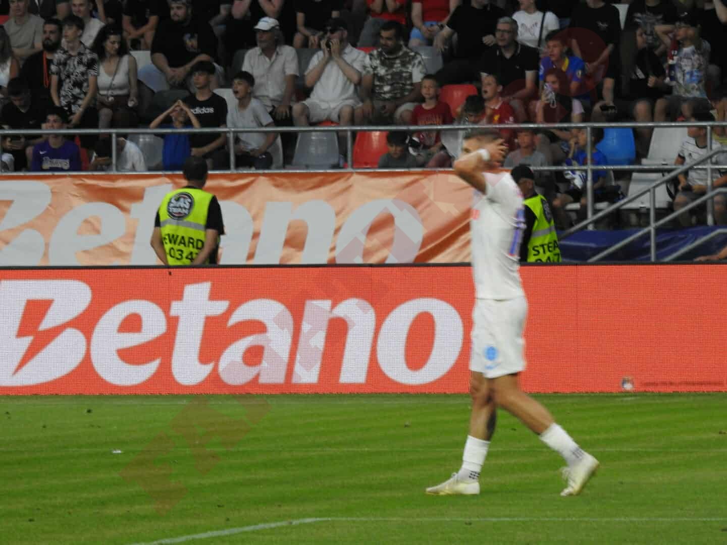 Florin Tănase și-a pus mâinile în cap după ce a lovit bara