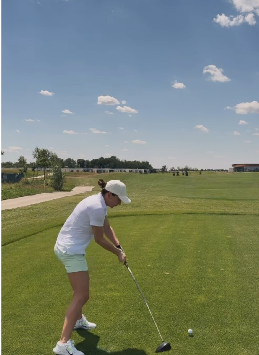 Simona Halep jucând golf